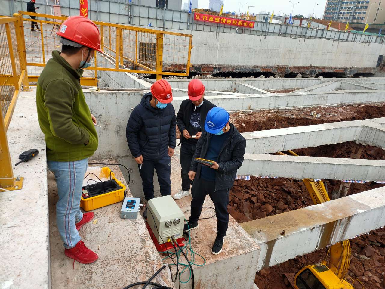 后植鋼筋植筋專業(yè)檢測(cè)人員現(xiàn)場(chǎng)親自做拉拔試驗(yàn)